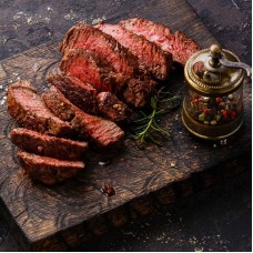 Rumpsteak von Grill in Scheiben mit Rucola, Parmesan und    Balsamicovinaigrette