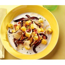 Gnocchi mit Radicchio Pinienkerne Zucchini und Parmesan