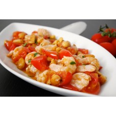 Garneln in Tomatensauce mit Kapern und Oliven mit Salat