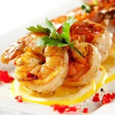 Garnelen in Olivenöl geschwenkt mit Knoblauch / Salat