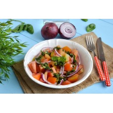 Tomatensalat mit Zwiebeln und Basilikum