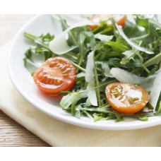 Rucolasalat mit Kirschtomate, Pinienkene und Parmesan