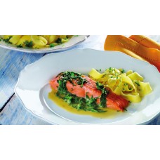 Lachsfilet in Kräutersauce mit Salat