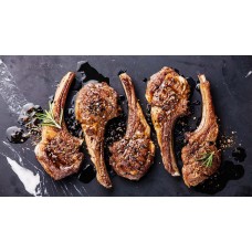 Lammkarre Kotoletts vom grill auf Spinat