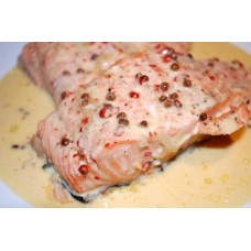 Lachsfilet in Rosapfeffersauce mit Salat