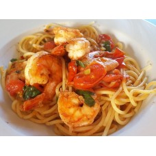 Spaghetti mit Garnelen in Tomaten-Weissweinsauce