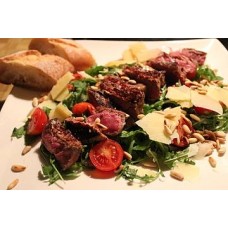 Rinderfiletspitzen auf Rucola mit parmesan